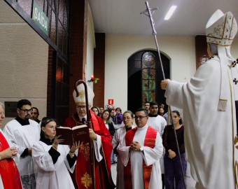 Dom Bruno abençoa estátua e campanário na São João Paulo II