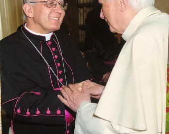 Bispo e padres com Bento XVI