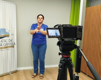Gravação hino e oração em Libras