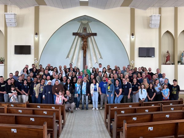 Encontro reúne casais em nova união de oito paróquias