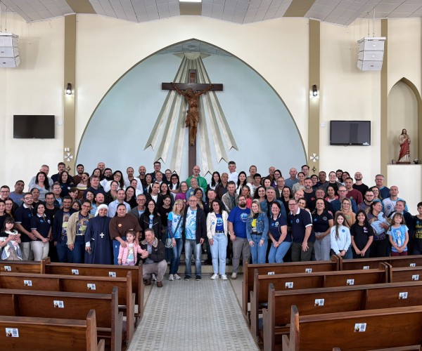 Encontro reúne casais em nova união de oito paróquias