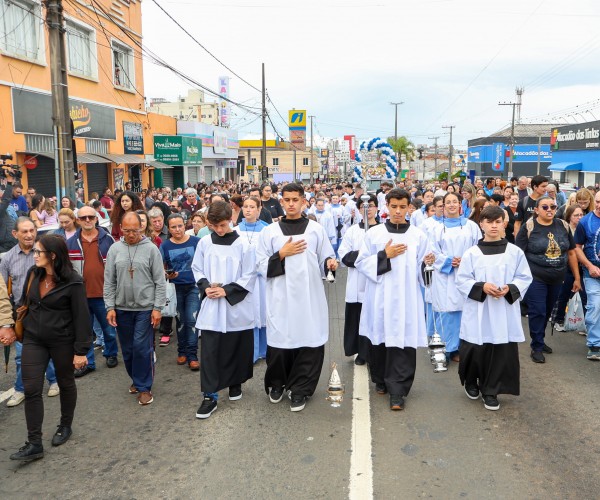 Fiéis lotam Santuário na festa de Nossa Senhora Aparecida