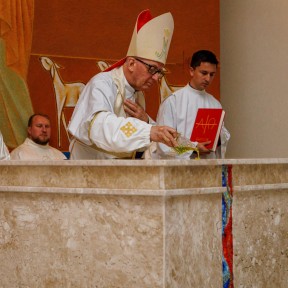 Bispo preside a dedicação de igreja e de altar 