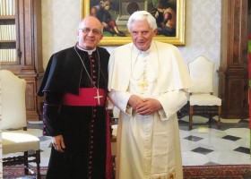 Bispo e padres com Bento XVI
