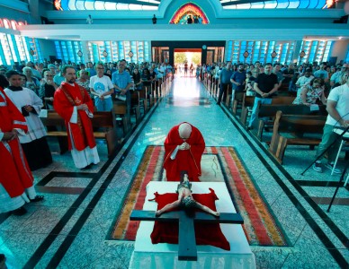 Solene ação litúrgica reverencia a Santa Cruz